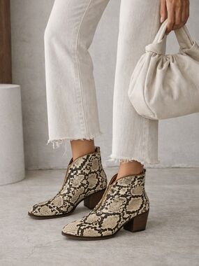 Mata Snakeskin Ankle Boots Size 6.5 Western Block Heel Zip Detail Festival Boho